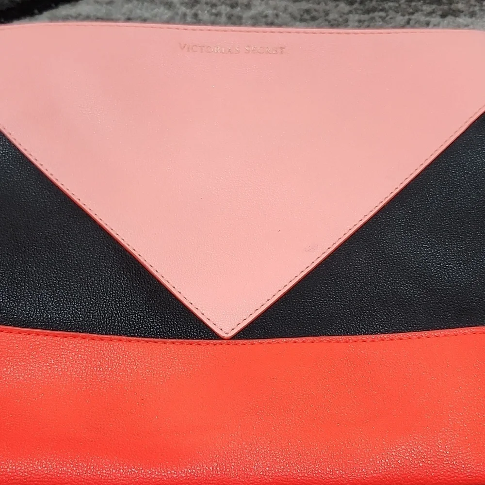 VICTORIA SECRET 2016 CORAL BLACK FAUX-LEATHER GEO FULL-ZIP BEAUTY COSMETICCLUTCH